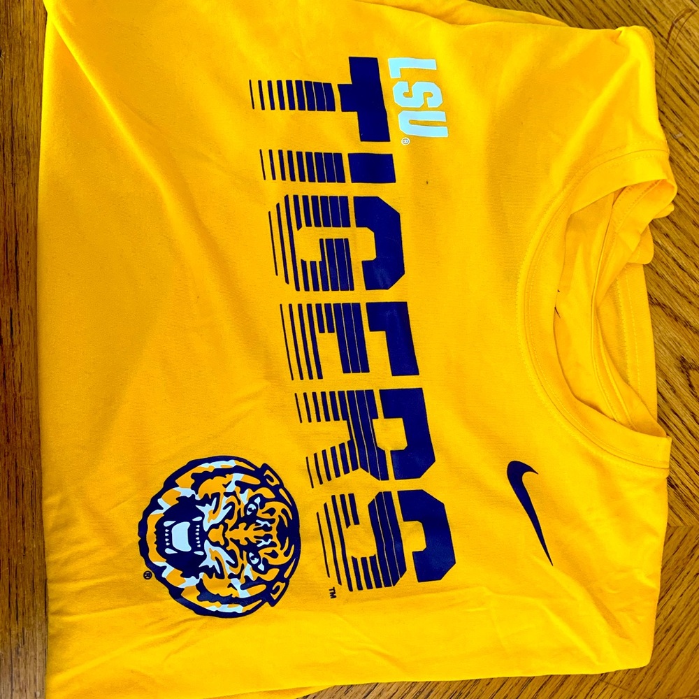 Men’s Nike LSU shirt